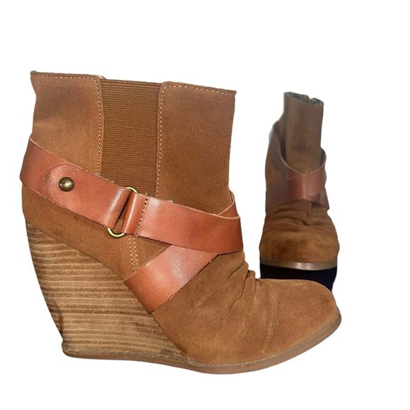 Seychelles Thriller Wedge Booties Size 7 Whiskey Suede Ankle Boots Stacked Heel - Picture 1 of 10